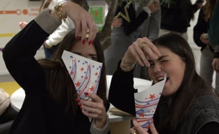 Nos étudiant.e.s profitent du Café de la Com