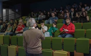 Yann Dedet parle au public