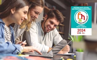 étudiants devant un ordinateur