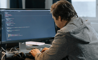 Jeune qui fait du code