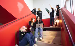 Etudiant dans un escalier Ynov Paris