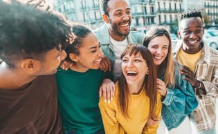 Groupes d'étudiants souriants