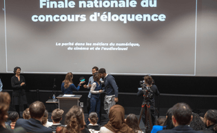 Remise des prix lors de la finale du concours d'éloquence à Paris