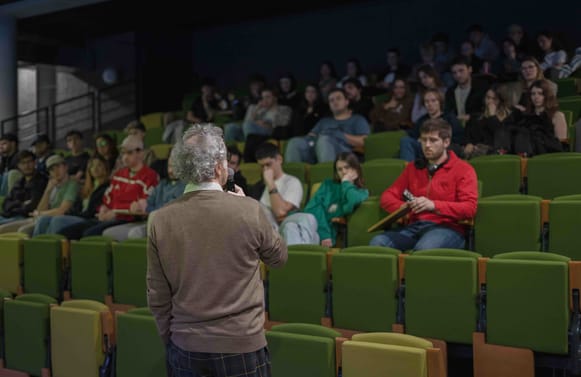 Yann Dedet parle au public