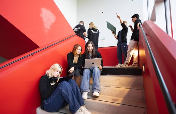 Etudiant dans un escalier Ynov Paris