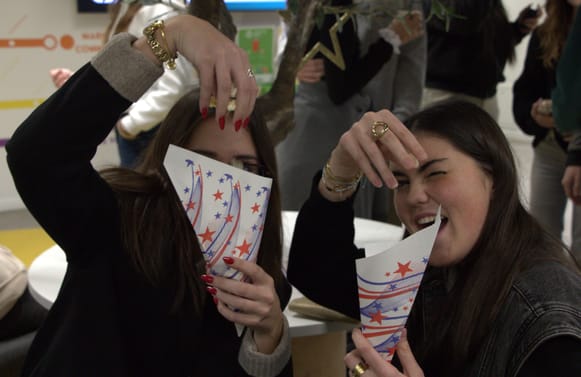 Nos étudiant.e.s profitent du Café de la Com