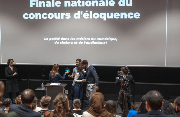 Remise des prix lors de la finale du concours d'éloquence à Paris