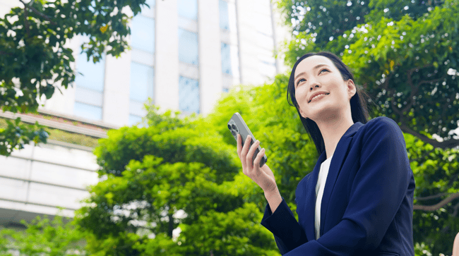 Femme sur son téléphone souriante