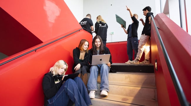 Etudiant dans un escalier Ynov Paris