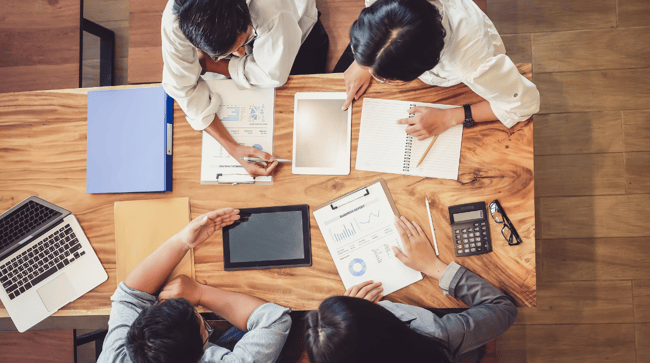 Travailler en équipe sur un bureau