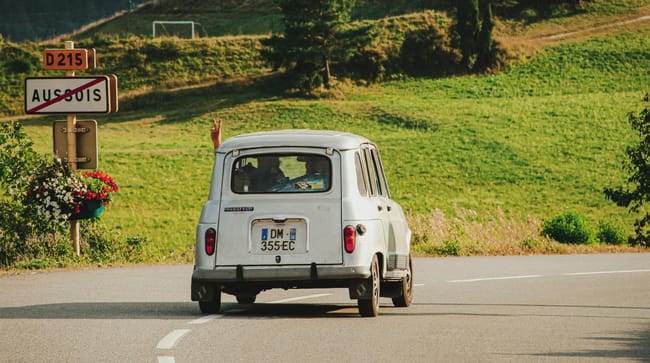 une 4L sur une route