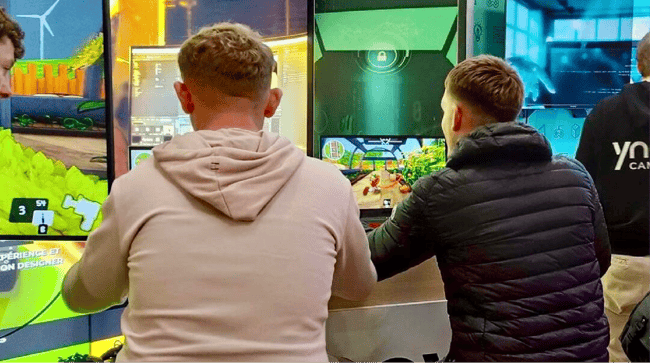 Visiteurs testent jeux video pgw 2023 val europe ynov campus