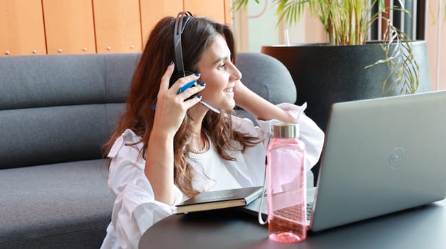 Maïlys en visio qui sourit