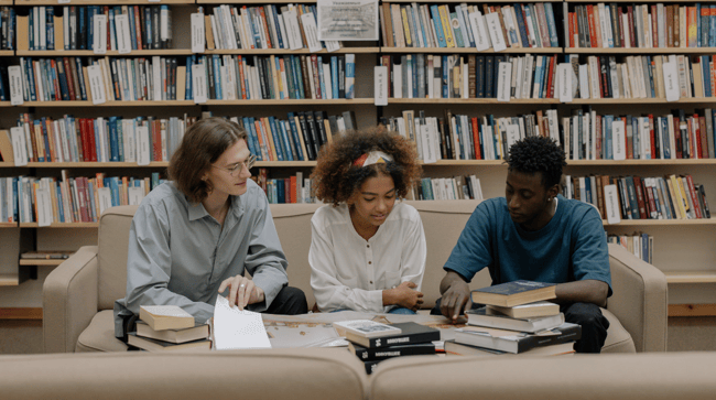 Etudiants dans une bibliothèque