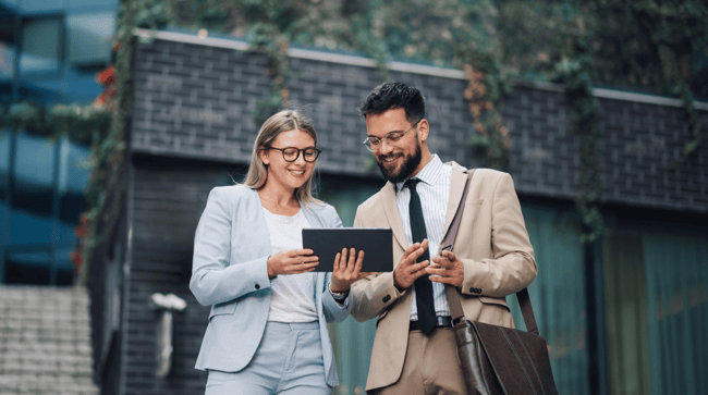 Homme et femme devant une tablette