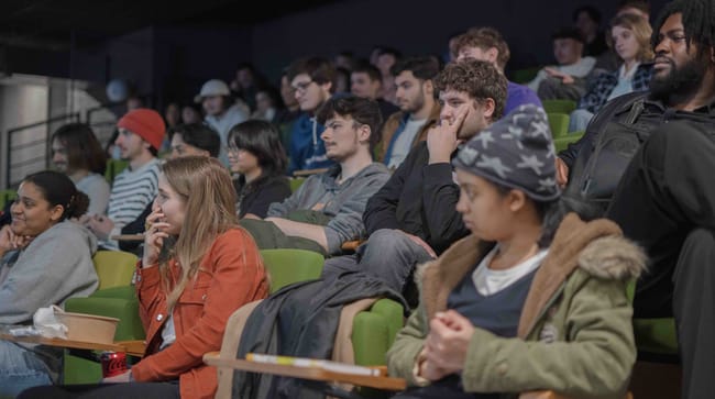 Le public écoute Yann Dedet