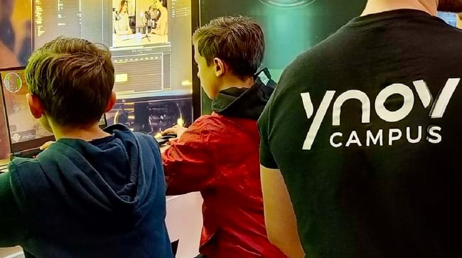 Des enfants testent le jeux créé par les étudiants d'Aix Ynov Campus
