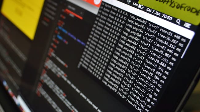 ordinateur avec ligne de code