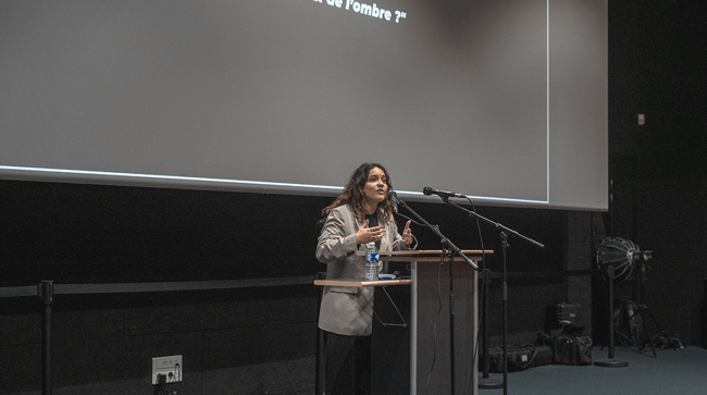photo de Juliette GERBAUD, lors de la finale du concours d'éloquence à Paris