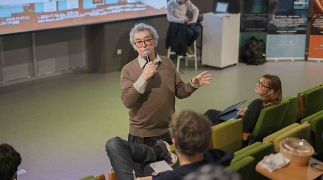 Yann Dedet parle au public