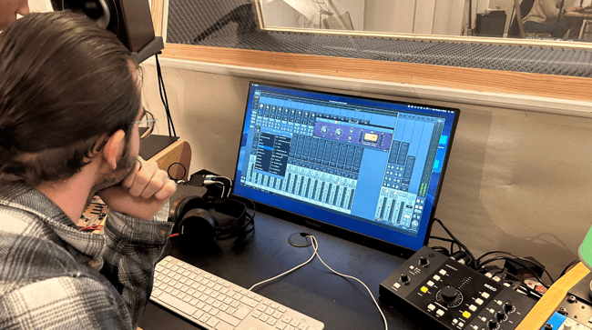 les étudiants de la filière audio en enregistrement studio