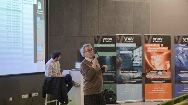 Yann Dedet parle dans un microphone