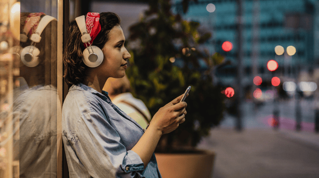 Image type fille qui écoute un podcast