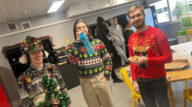 étudiants avec pull noel