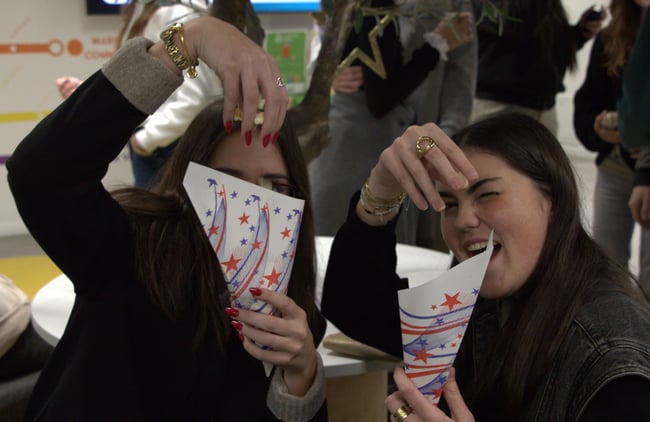 Nos étudiant.e.s profitent du Café de la Com