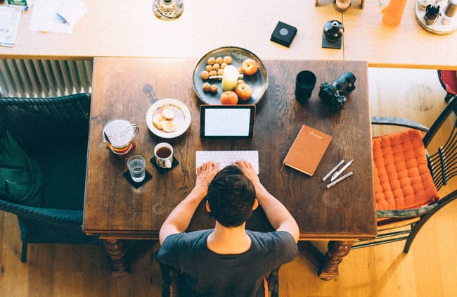 homme qui travaille sur son bureau
