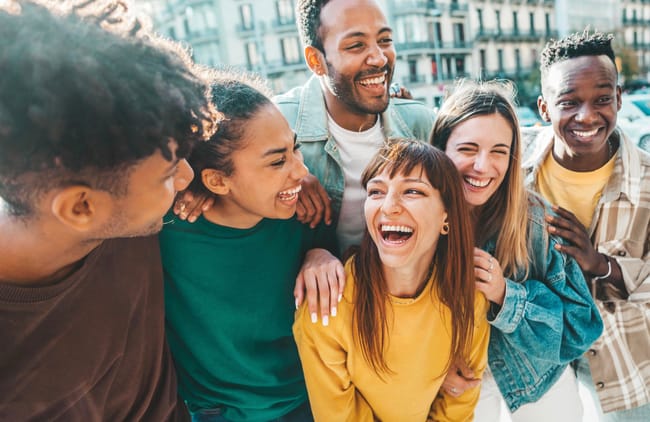 Groupes d'étudiants souriants
