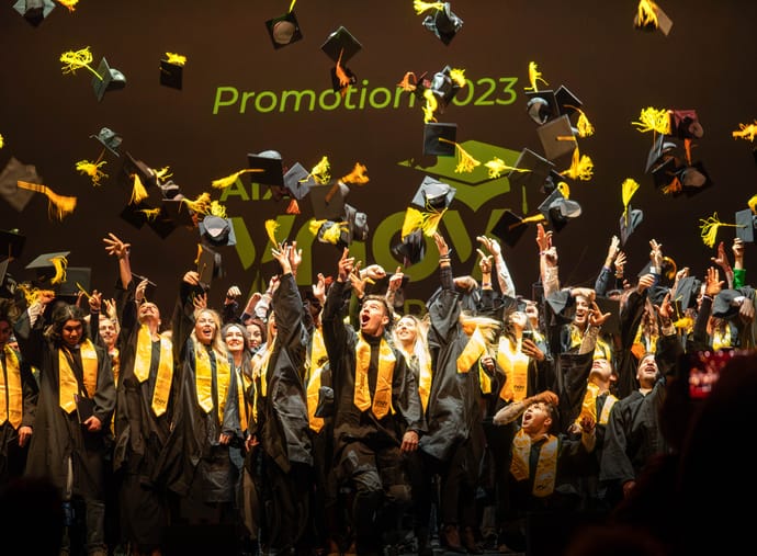 Remise de diplôme Ynov - Lancer de chapeau