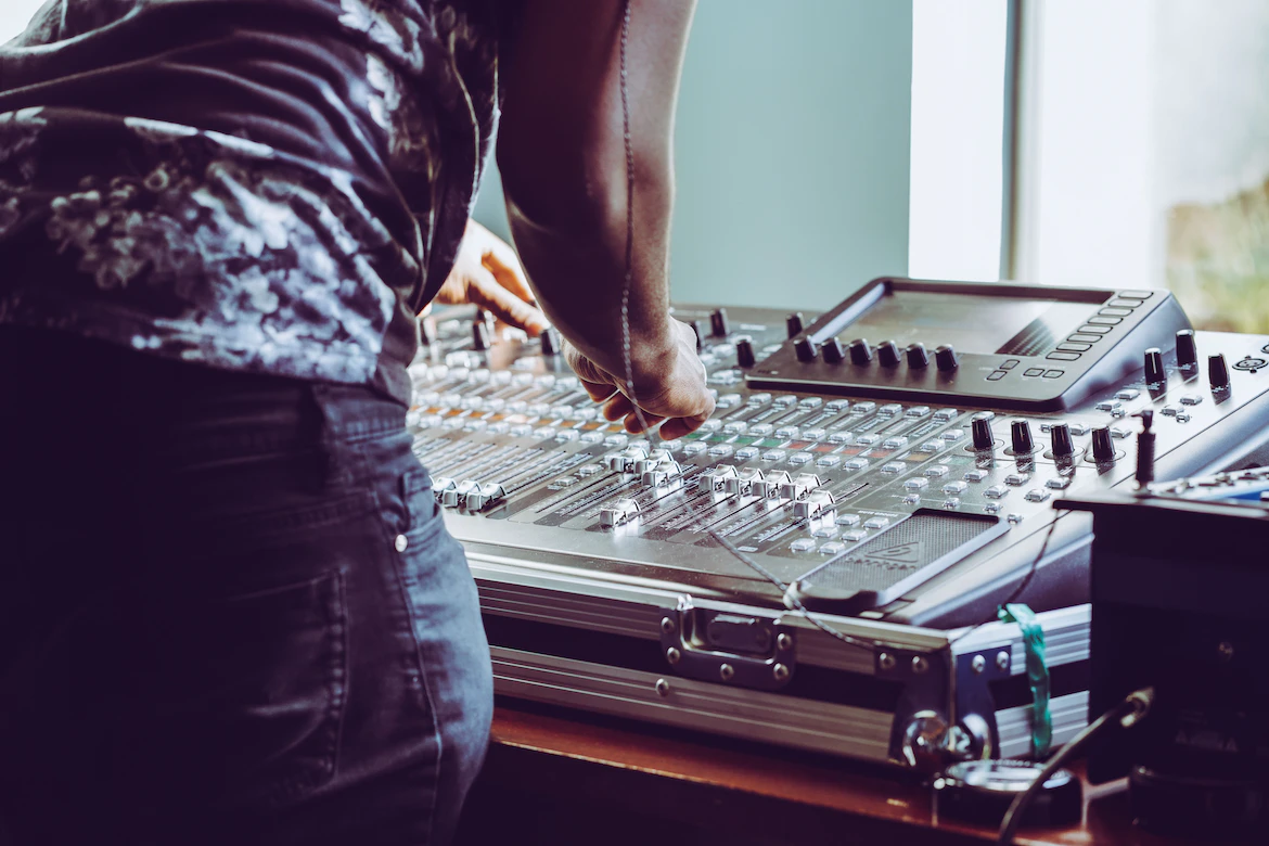 Devenir Sound designer – Fiche Métier, Salaire, Études, Missions - Ynov ...